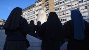 Papa, Vaticano: "Lieve miglioramento nella criticità ma la prognosi non è sciolta"