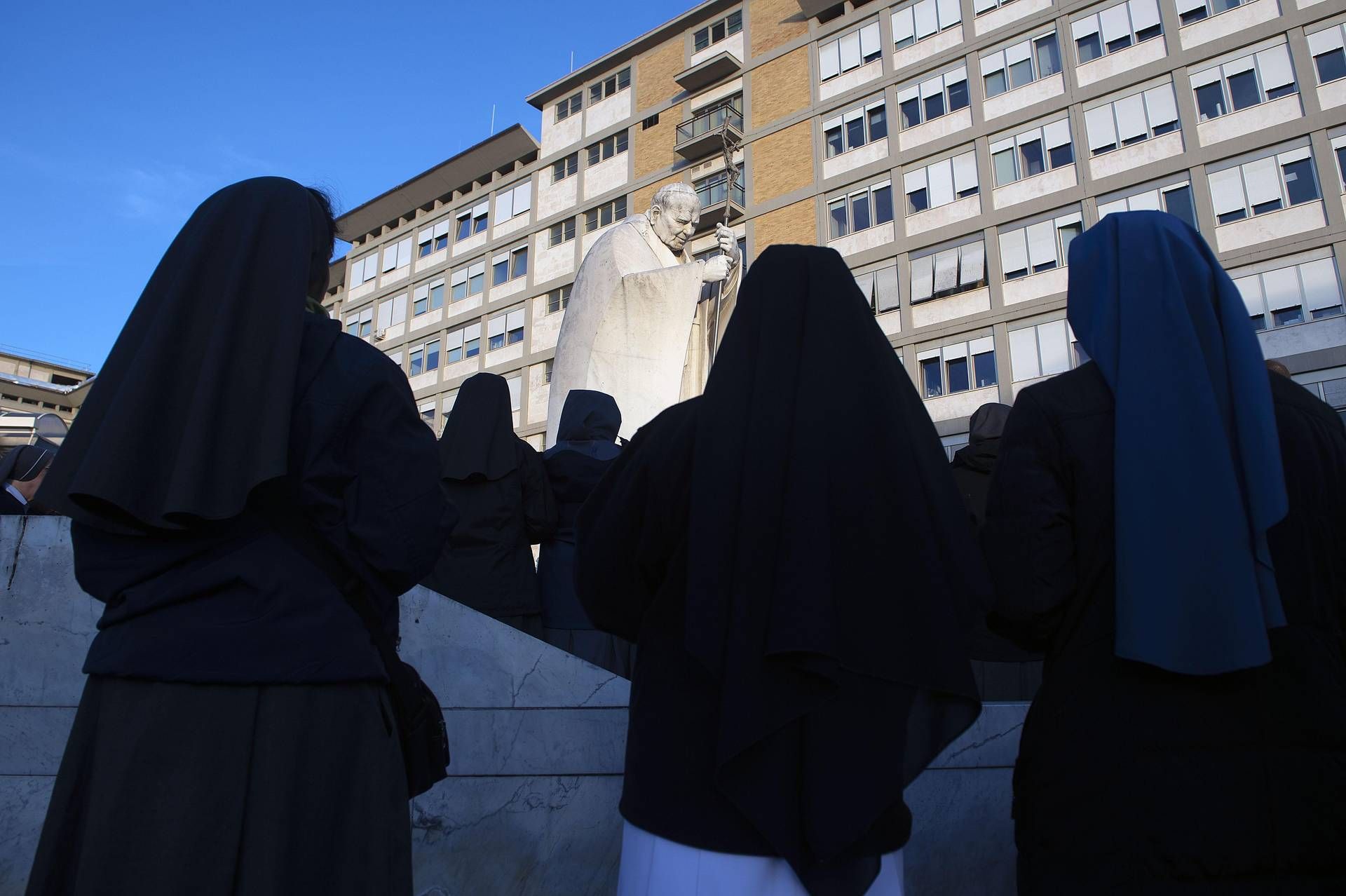 Papa, Vaticano: "Lieve miglioramento nella criticità ma la prognosi non è sciolta"