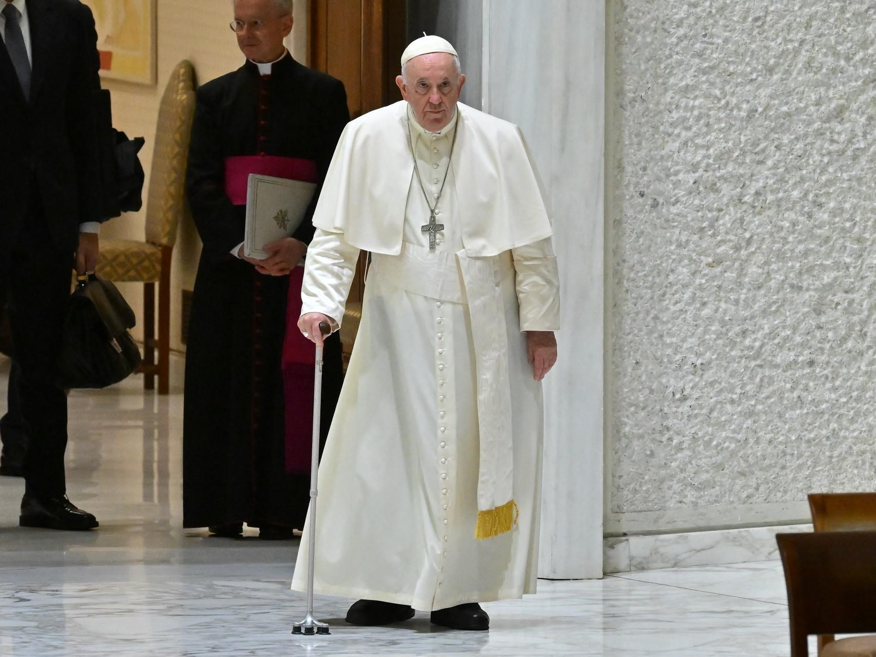 Papa: "Viviamo la terza guerra mondiale, siamo pazzi"