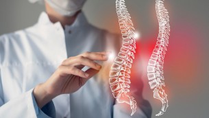 Paralizzato da 12 anni, torna a camminare grazie a interfaccia digitale cervello-midollo