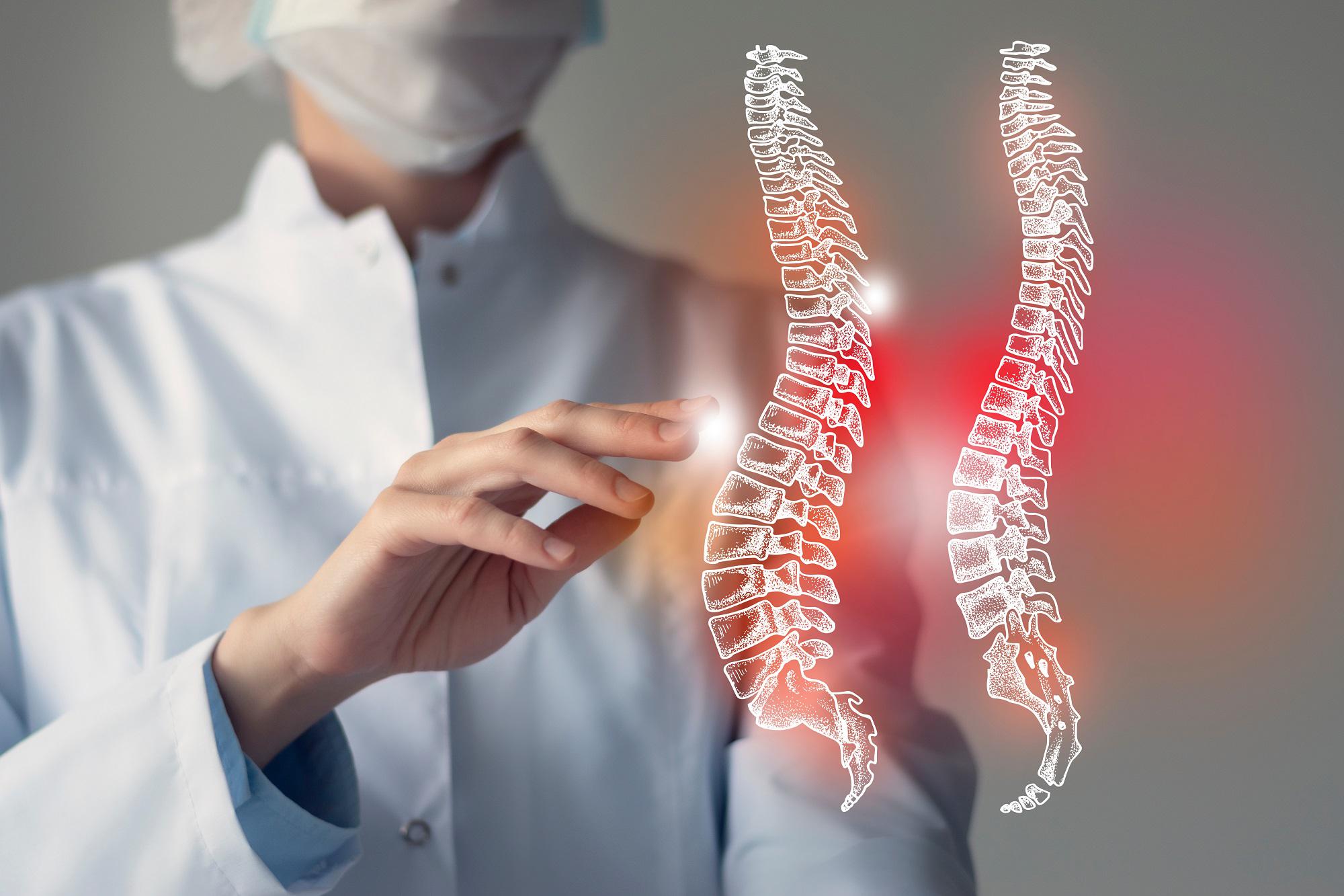 Paralizzato da 12 anni, torna a camminare grazie a interfaccia digitale cervello-midollo