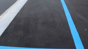 parcheggio-striscia-blu