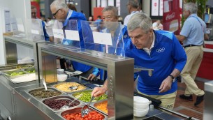 Parigi 2024, dopo il caldo in camera e la Senna inquinata ora i vermi nel cibo