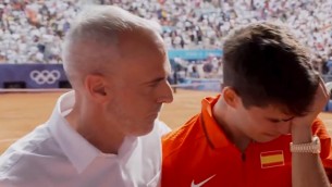 Parigi 2024, le lacrime di Alcaraz e l'abbraccio di Corretja - Video
