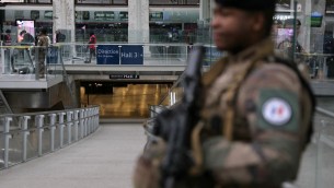 Parigi, attacco con coltello alla Gare de Lyon: tre feriti, aggressore ha patente italiana