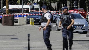 Parigi, donna urla "Allah Akbar" e minaccia di "far saltare tutto": polizia le spara