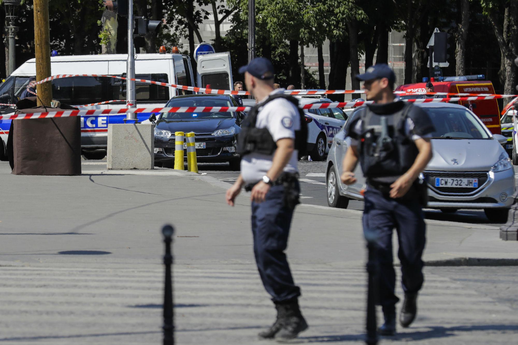 Parigi, donna urla "Allah Akbar" e minaccia di "far saltare tutto": polizia le spara