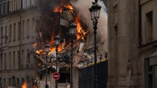 Parigi, incendio vicino al Pantheon: crolla palazzo, 16 feriti