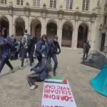 Parigi, polizia sgombra studenti pro palestinesi dalla Sorbona: "Fermati con la forza" - Video