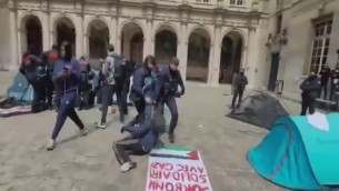 Parigi, polizia sgombra studenti pro palestinesi dalla Sorbona: "Fermati con la forza" - Video