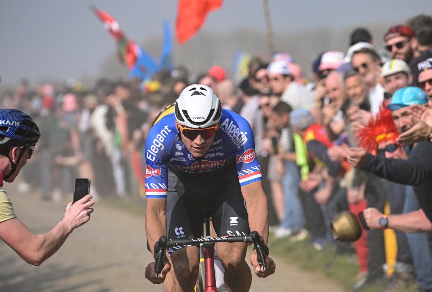 Parigi-Roubaix 2023, vince l'olandese Van der Poel