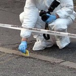 Parma, grave donna accoltellata dal marito: lui scappa e si schianta con l'auto