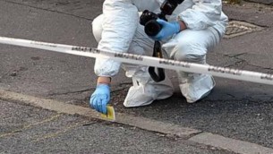 Parma, grave donna accoltellata dal marito: lui scappa e si schianta con l'auto