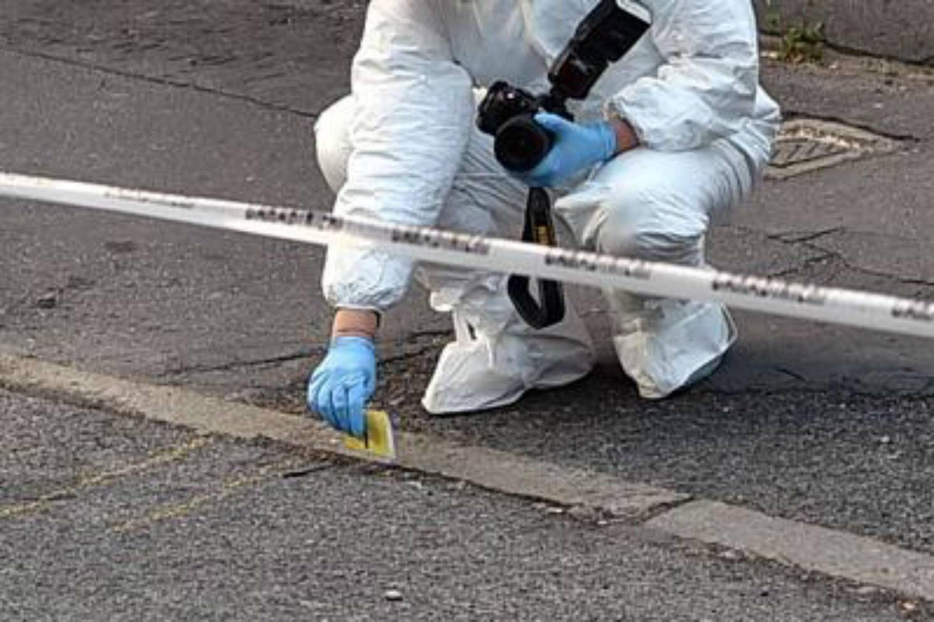 Parma, grave donna accoltellata dal marito: lui scappa e si schianta con l'auto