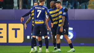 Parma-Monza 2-1: Valenti salva Pecchia in extremis