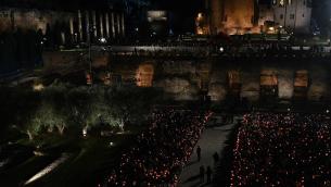 Pasqua, diecimila persone alla Via Crucis col Papa al Colosseo