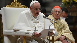 Pasqua, Papa alla veglia annuncia in ucraino: "Cristo è risorto"