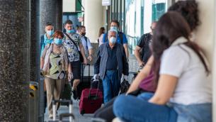 Passaporto vaccinale, 7 italiani su 10 sono favorevoli