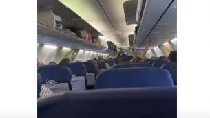 Passeggera nella cappelliera dell’aereo per riposare, ecco perché è un'idea terribile (almeno per ora) - Video