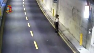 Pattina su A10, fermata si giustifica: "Colpa del navigatore" - Video