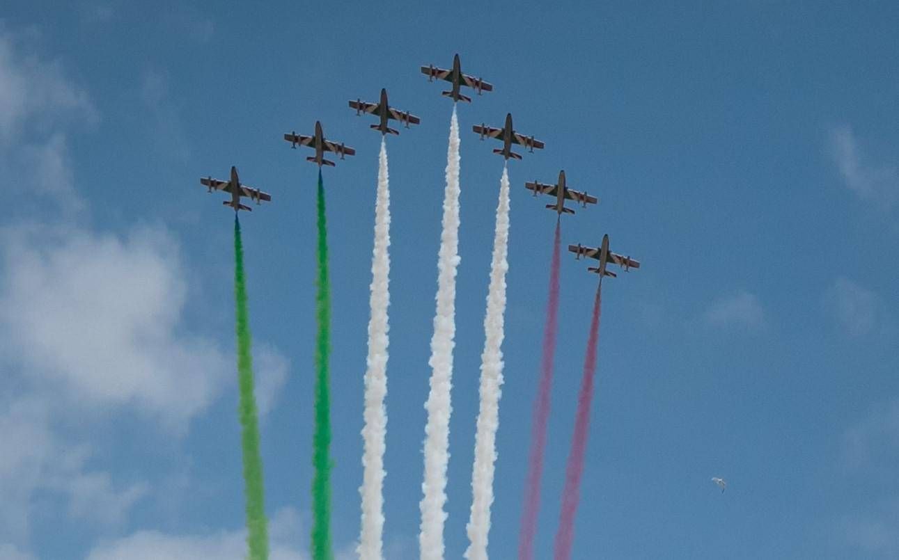 Paura per le Frecce Tricolori, tre aerei coinvolti in incidente a Pantelleria: ferito un pilota