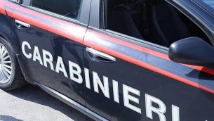 Pavia, minaccia di lanciare la figlia di un anno dalla finestra: arrestato