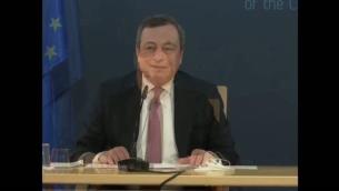 Pavone disturba la conferenza stampa, siparietto di Draghi