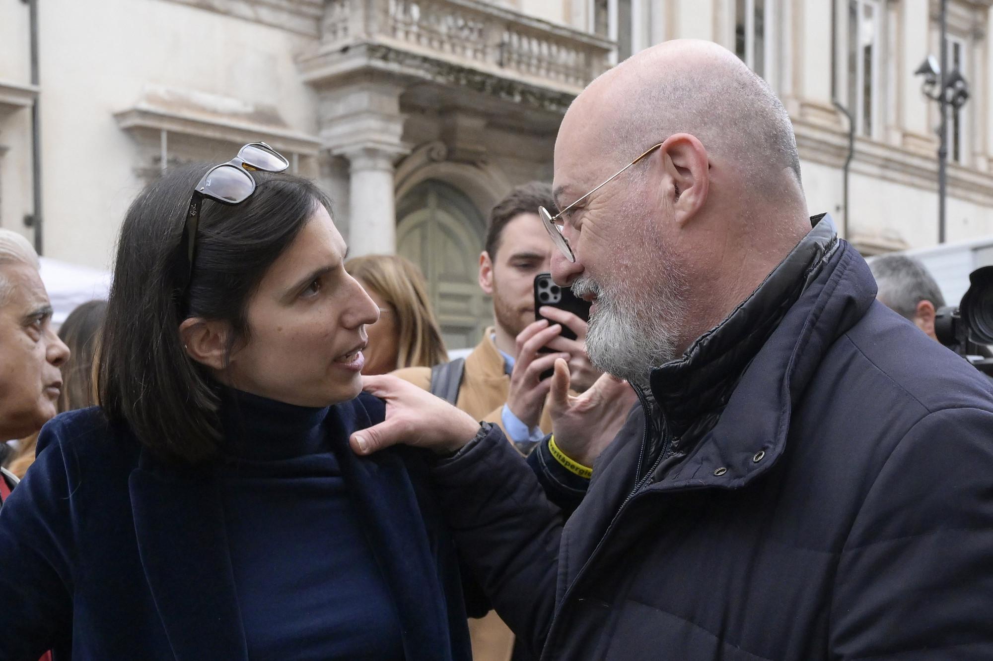Pd, circoli confermano Bonaccini: Schlein insegue e suona carica per i gazebo