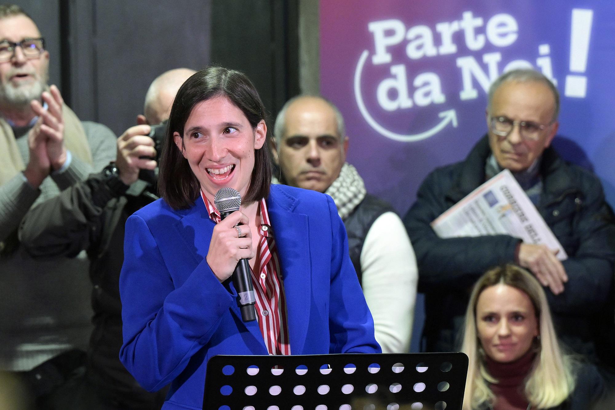 Pd, la corsa di Elly Schlein parte sulle note di 'Bella ciao'