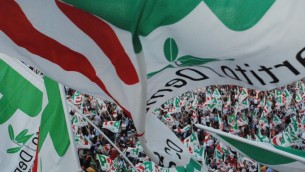 Pd oggi in piazza, popolo dem a Roma tra liscio e cori dei rifugiati