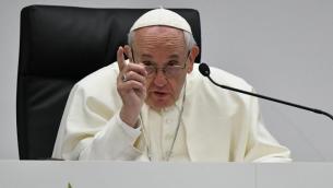 Pedofilia, Papa: "Chiesa incapace di mettere vittime al centro, vergogna"