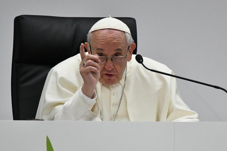 Pedofilia, Papa: "Chiesa incapace di mettere vittime al centro, vergogna"