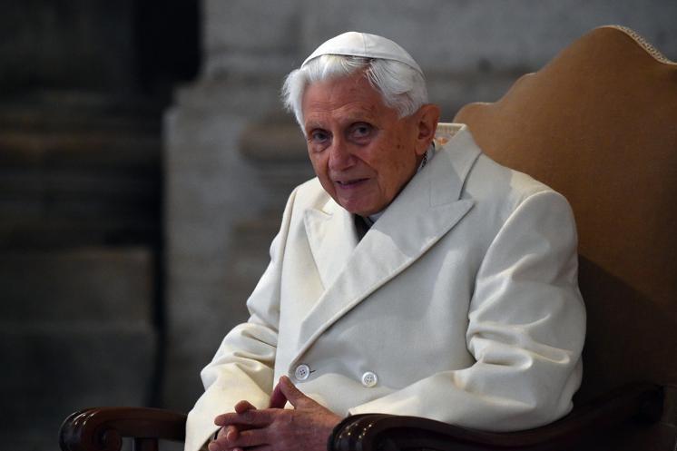 Pedofilia, Ratzinger: "Non sono un bugiardo, il Papa è con me"
