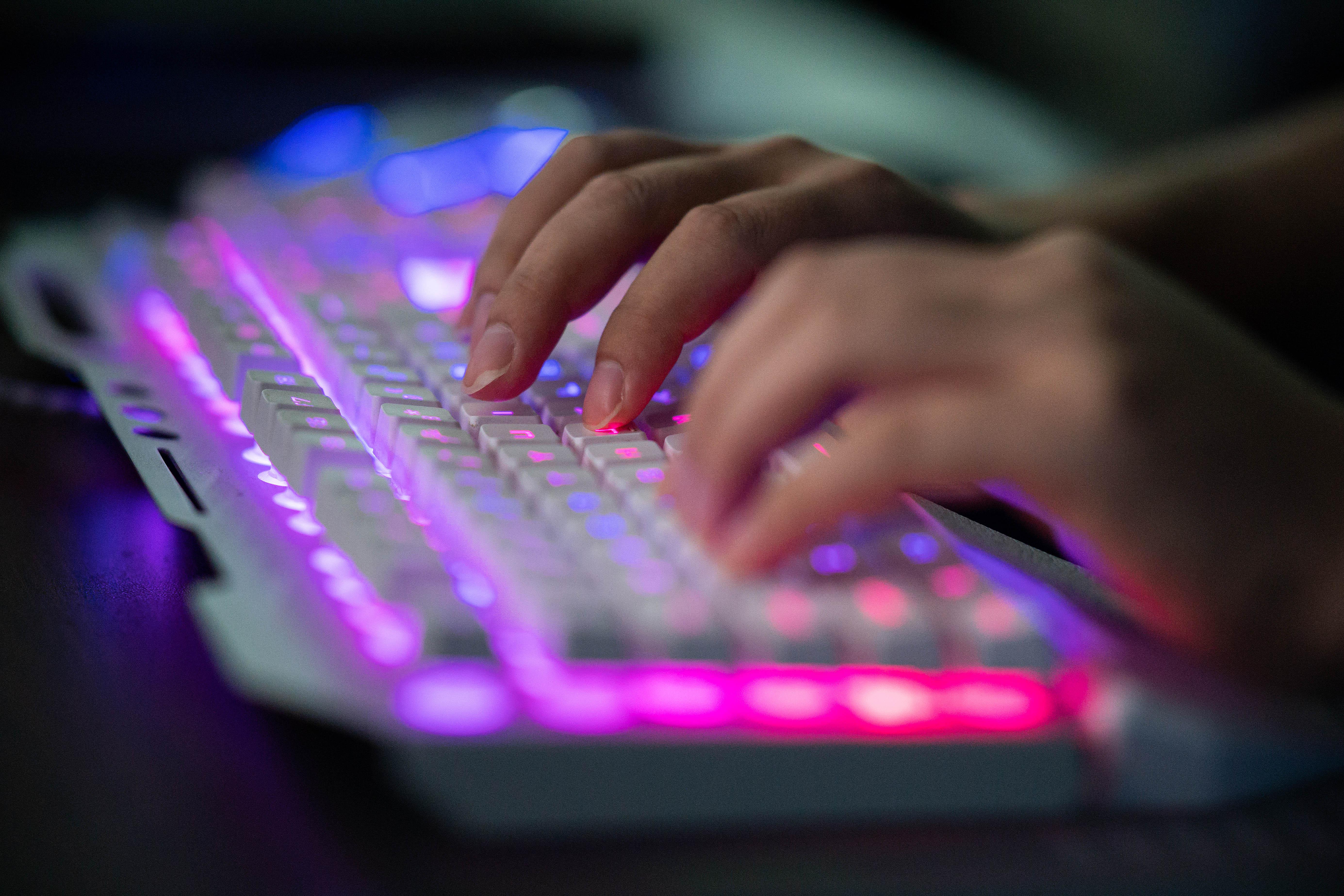 Pedopornografia web, maxioperazione: 2 arresti e 24 indagati