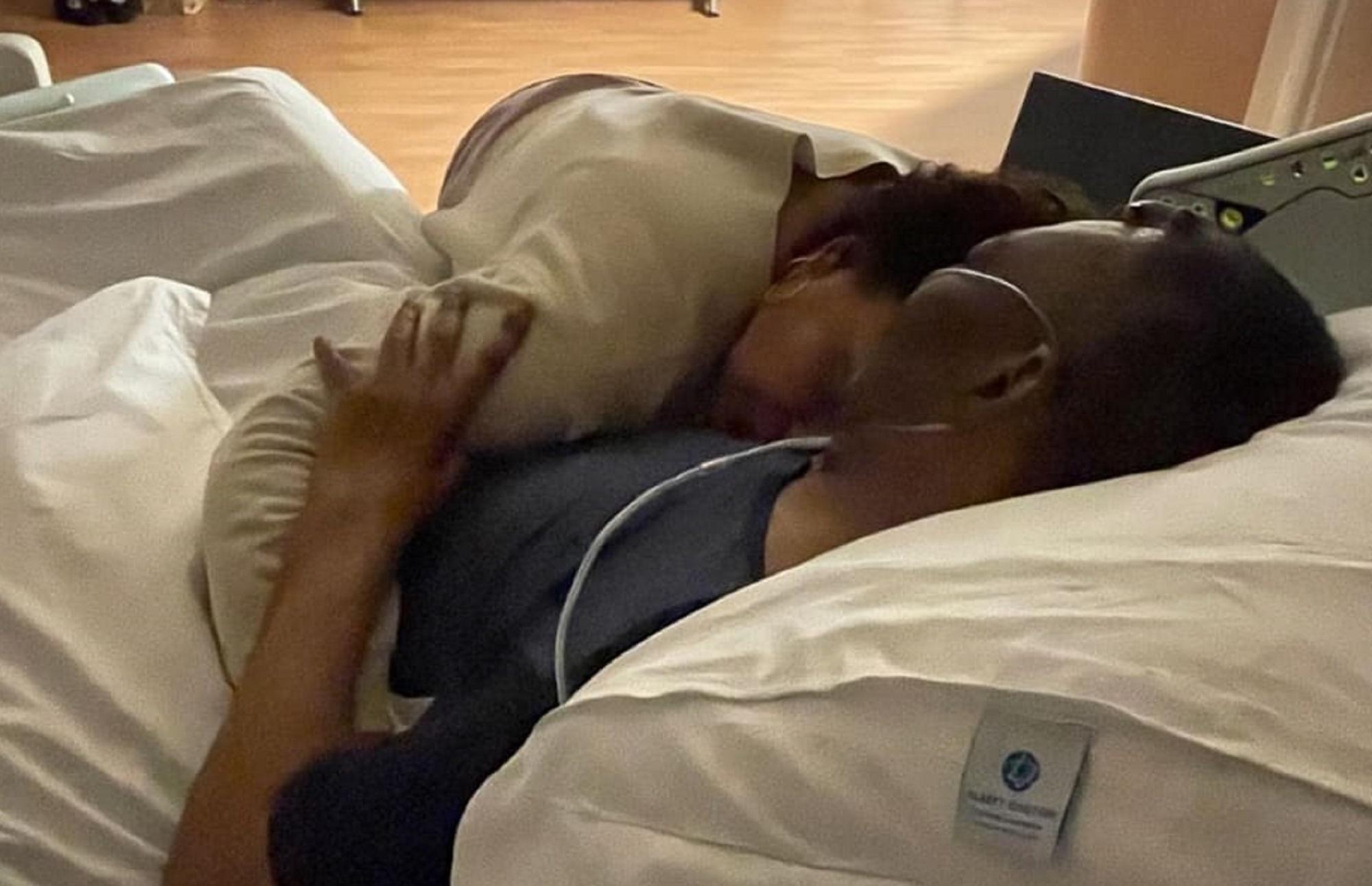 Pelé, la figlia posta foto dall'ospedale: "Un'altra notte insieme"