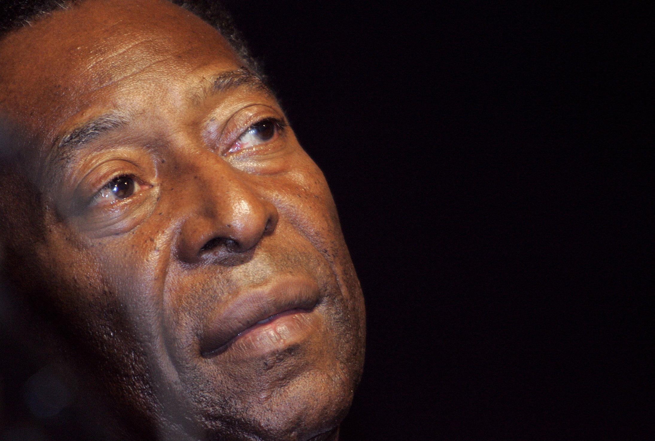 Pelé lascia l'ospedale, "condizioni stabili"