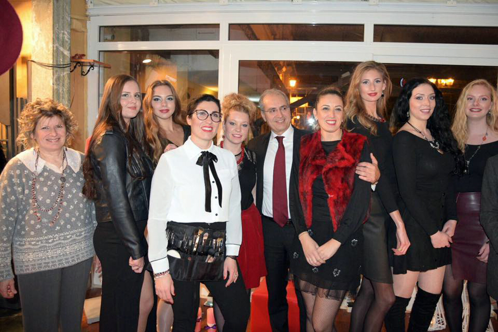 Il sindaco di Lamezia Terme, Paolo Mascaro
assieme ad Elena Vera Stella e alle ragazze del suo staff