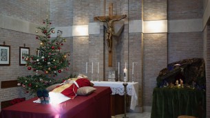 Per Benedetto XVI mitra e paramenti rossi: albero di Natale nella cappella dove riposa