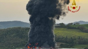 Perugia, incendio in fabbrica materiali plastici a Umbertide: enorme nuvola nera