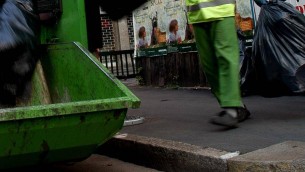 Pescara, clochard dorme in cassonetto e finisce nel compattatore: salvato