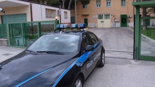 Pescara, protesta in carcere dopo suicidio: detenuti sul tetto e materassi in fiamme