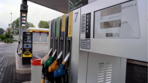 Pezzo benzina e diesel, sconto sui carburanti fino al 5 ottobre