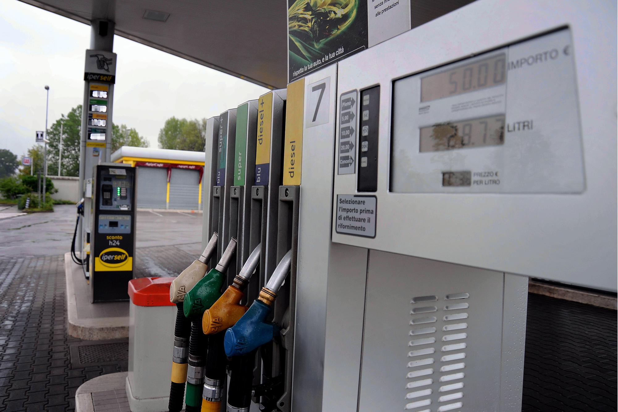 Pezzo benzina e diesel, sconto sui carburanti fino al 5 ottobre