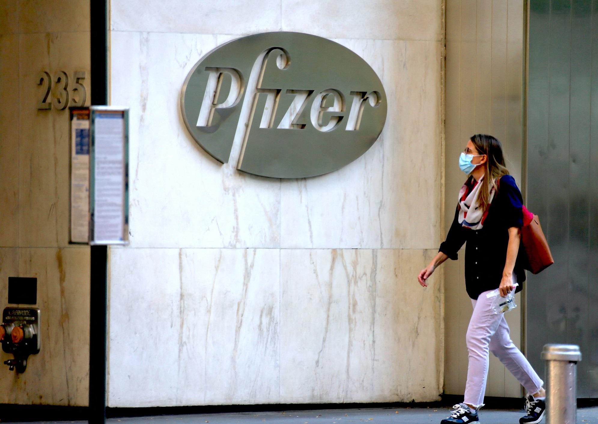Pfizer, svelato contratto: "Dosi a prezzi alti, no responsabilità su danni"