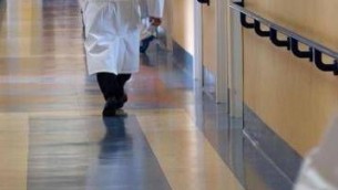 Piacenza, abusi e violenze su colleghe: arrestato primario