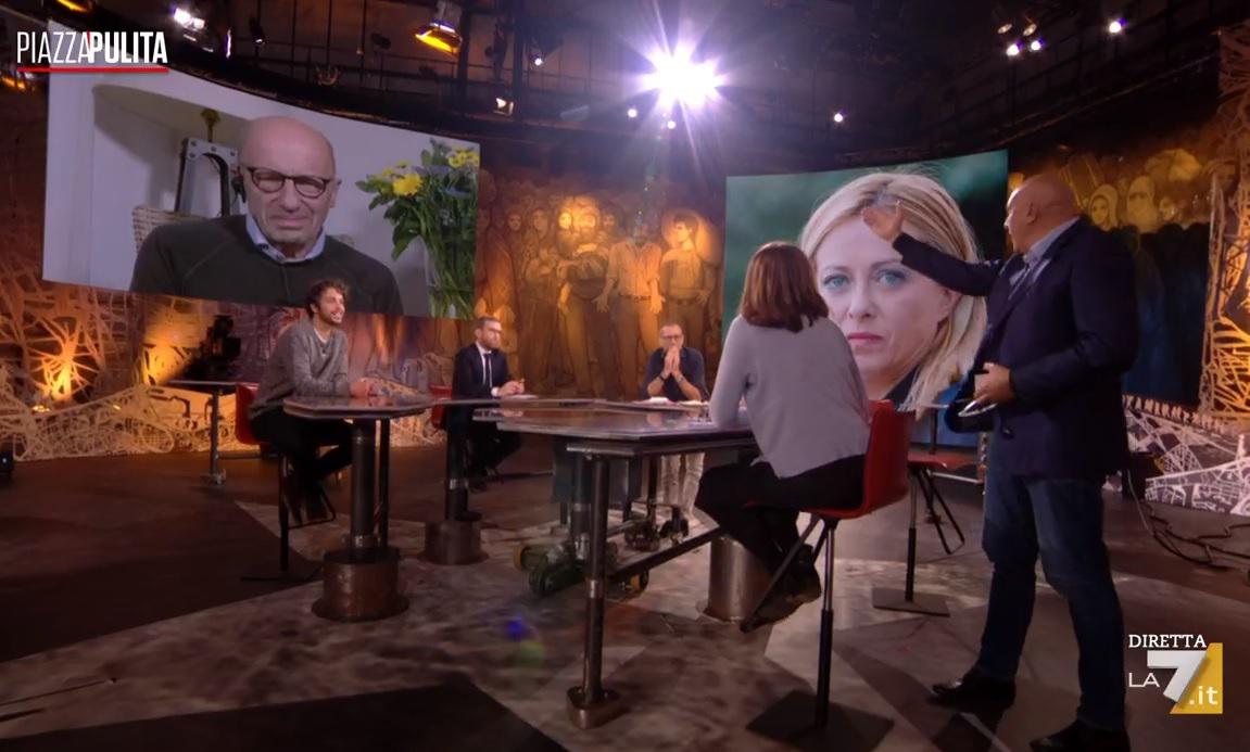 Piazzapulita, Crosetto si alza e se ne va: "Non è giornalismo"