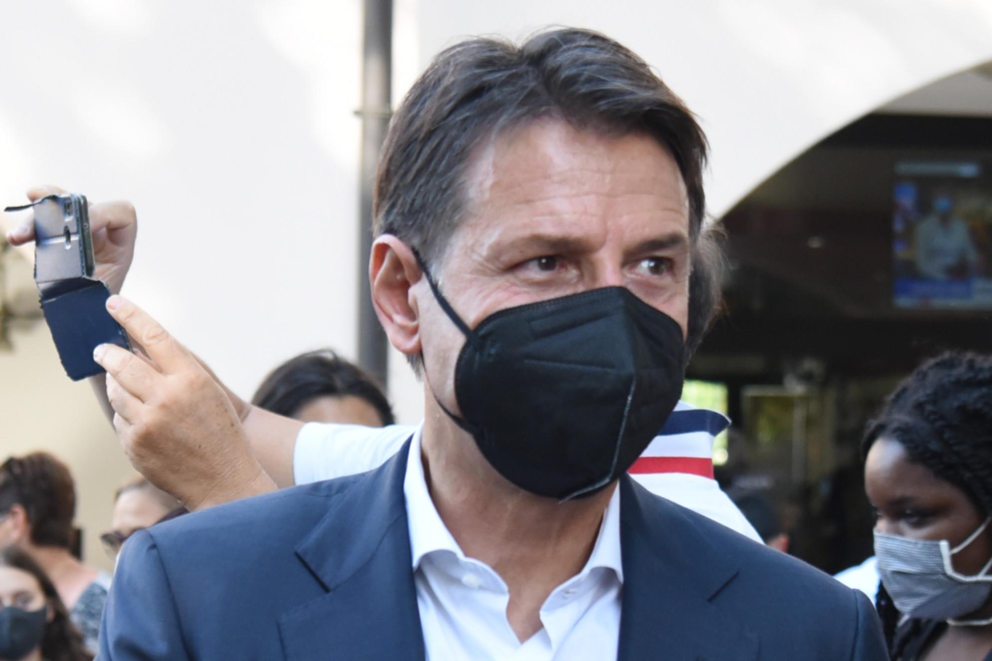 Piazze piene per comizi, Conte replica a Fedez