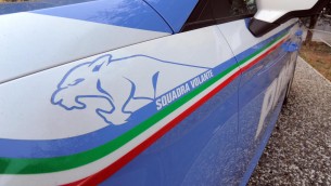 Picchia i figli e li chiude nella cuccia del cane, via da casa il padre violento