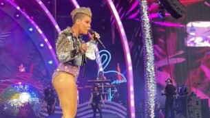Pink, concerto 'col morto': fan lancia le ceneri della madre - Video