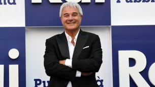 Pino Insegno querela Open e altre testate: "Contro di me campagna per colpire Meloni"